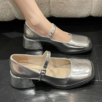 Серебряные туфли-лодочки На толстом каблуке, женские туфли Mary Jane 2023, женские туфли-лодочки с квадратным носком и ремешком с пряжкой, женские туфли на среднем каблуке, женские туфли из лакированной кожи на среднем каблуке.